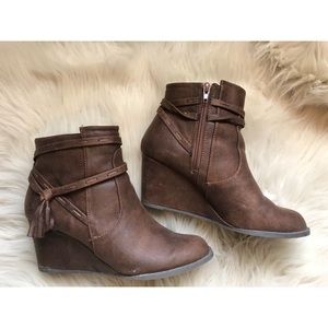 Pleather ankle booties. Wedges.